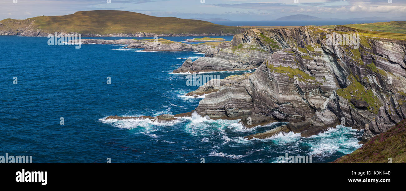 Die irische Küste auf der Iveragh Halbinsel im County Kerry, Irland. Stockfoto