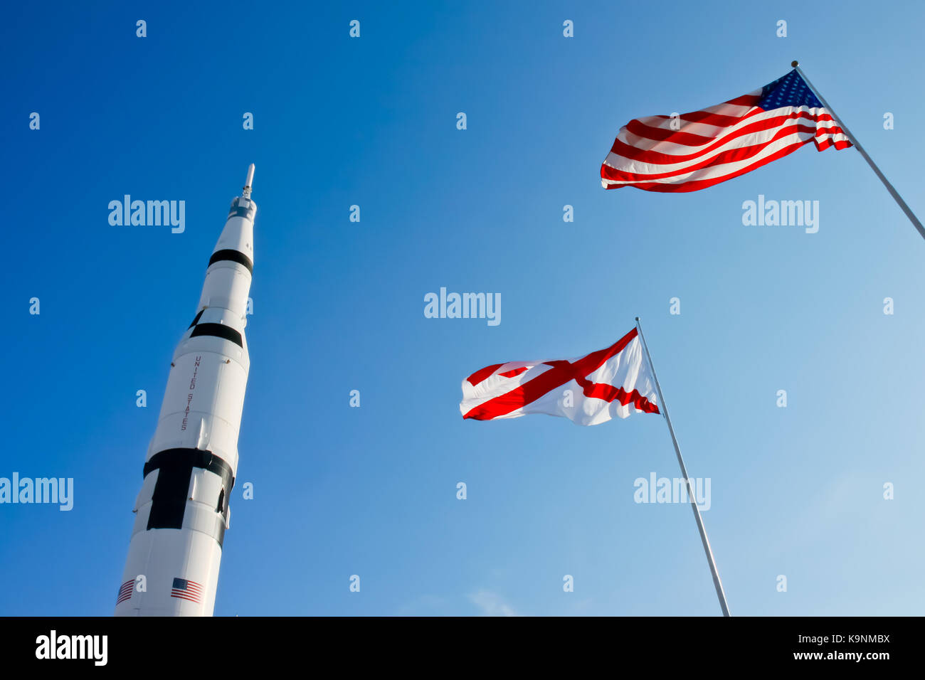 Uns Rocket Park mit Alabama und amerikanische Flaggen in US Space & Rocket Center. Stockfoto