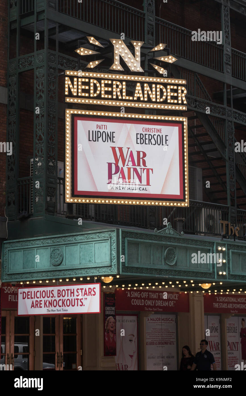 David T. Nederlander Theatre und "Kriegsbemalung" Festzelt, NYC Stockfoto