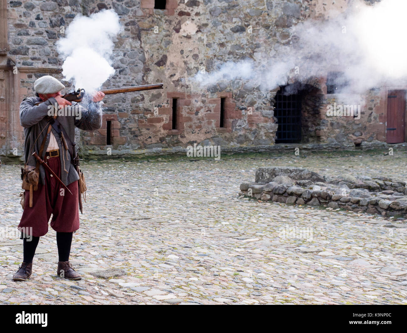 Männer feuern Musketen während einer historischen Re-enactment Veranstaltung in Huntly Castle, Schottland Stockfoto