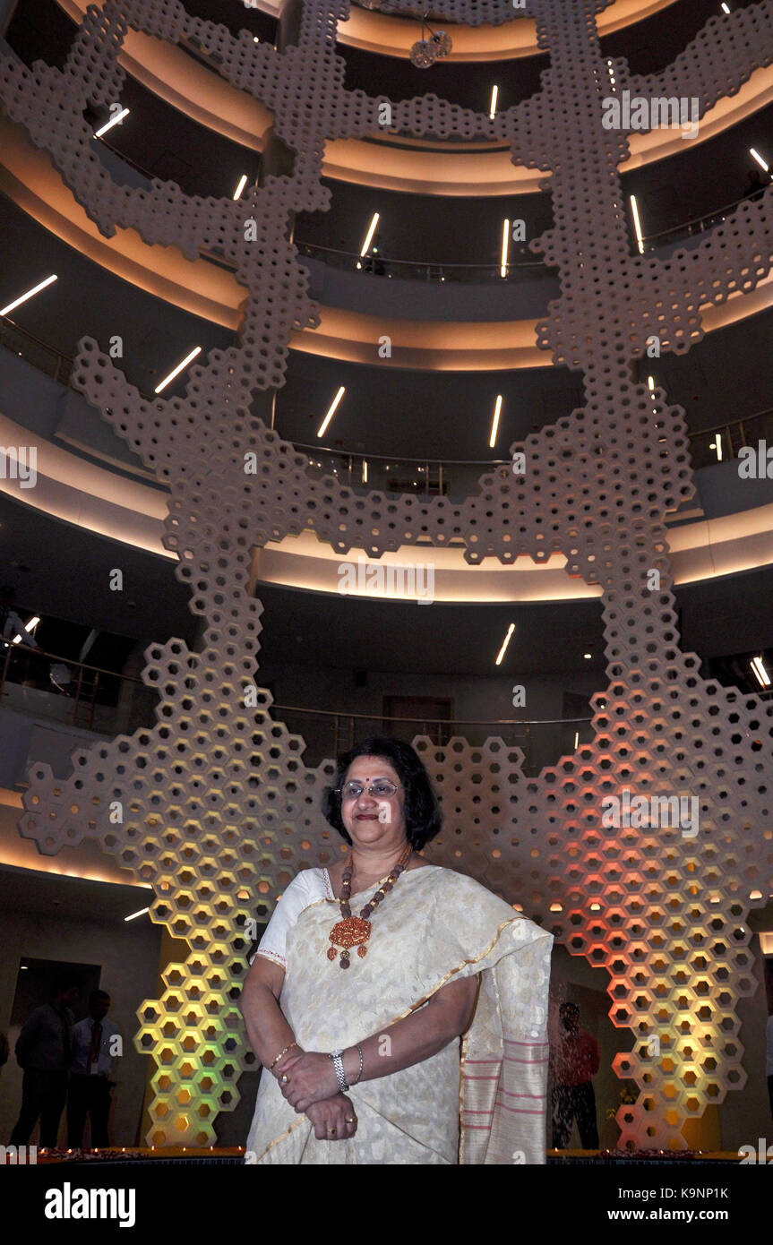 Kolkata, Indien. 23 Sep, 2017. State Bank of India, Vorsitzender Arundhati Bhattacharya nehmen die Teile, die während der Mittagspause der Staatlichen Bank Institut für Management am 23. September 2017 in Kalkutta. Credit: Saikat Paul/Pacific Press/Alamy leben Nachrichten Stockfoto