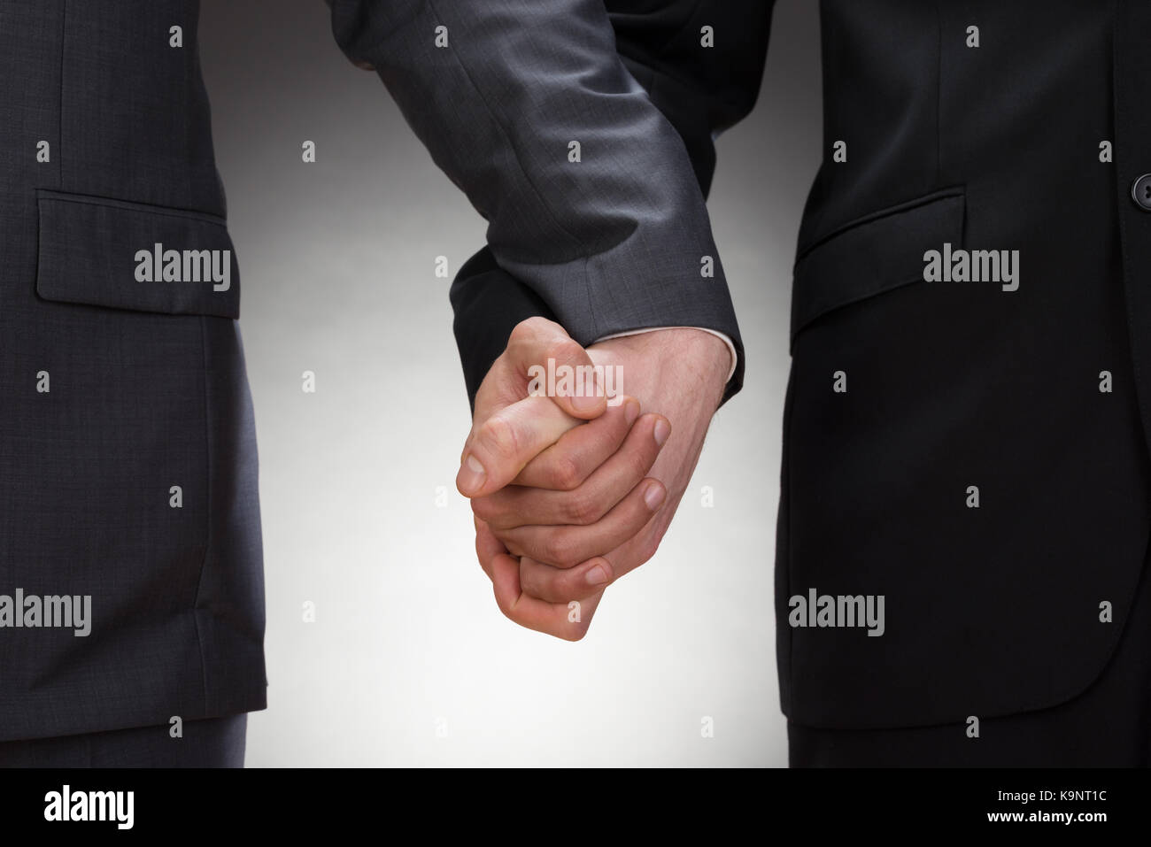 In der Nähe von zwei homosexuellen Männern halten sich an den Händen Stockfoto