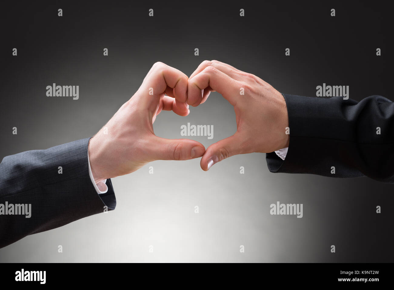 In der Nähe von zwei homosexuellen Männern, Heartshape mit Händen Stockfoto