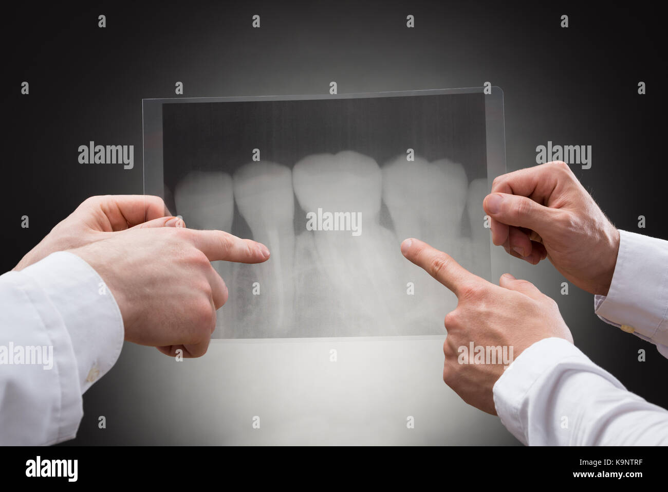 In der Nähe von zwei Ärzten untersucht Dental Xray Stockfoto