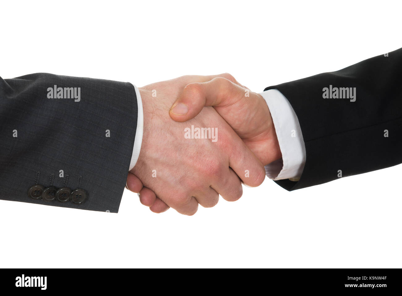 In der Nähe von zwei Geschäftsmann Hände schütteln auf weißem Hintergrund Stockfoto