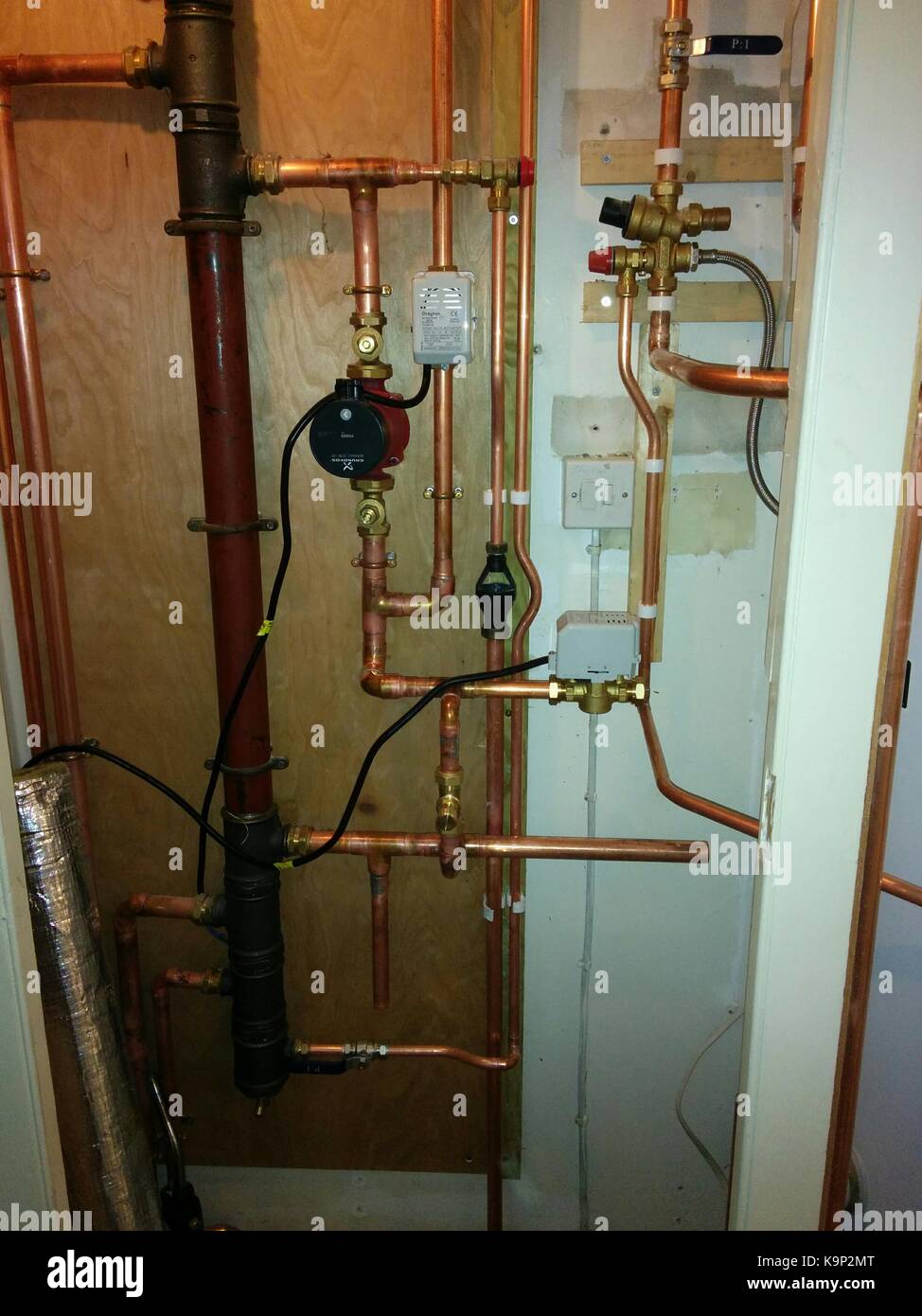Kupfer Verrohrung einer Zentralheizung Stockfoto