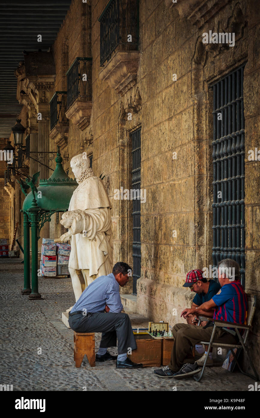 Männer spielen Schach auf Gehweg, Havanna, Kuba Stockfoto