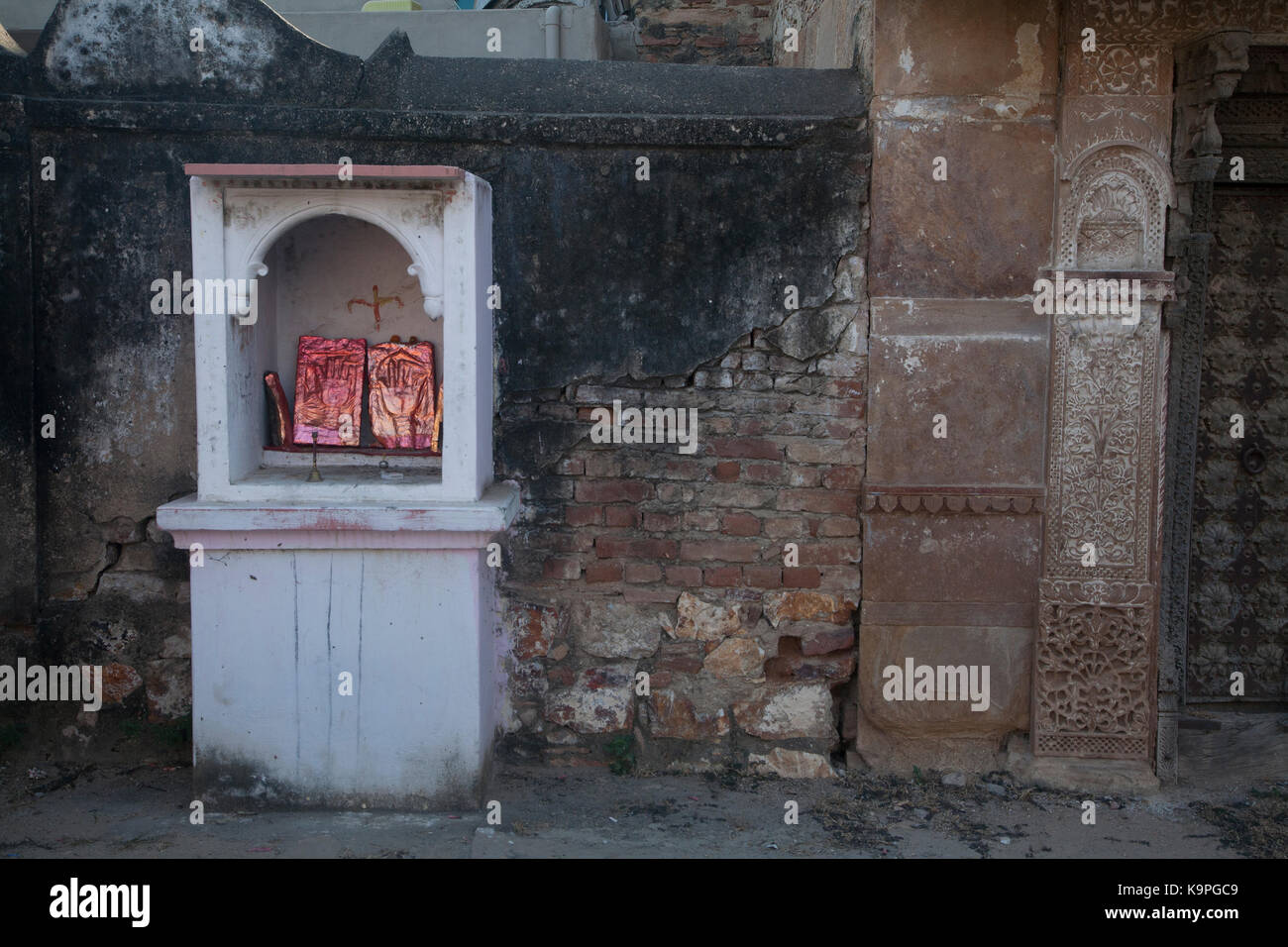 Schrein und Wand, Indien Rajasthan Stockfoto