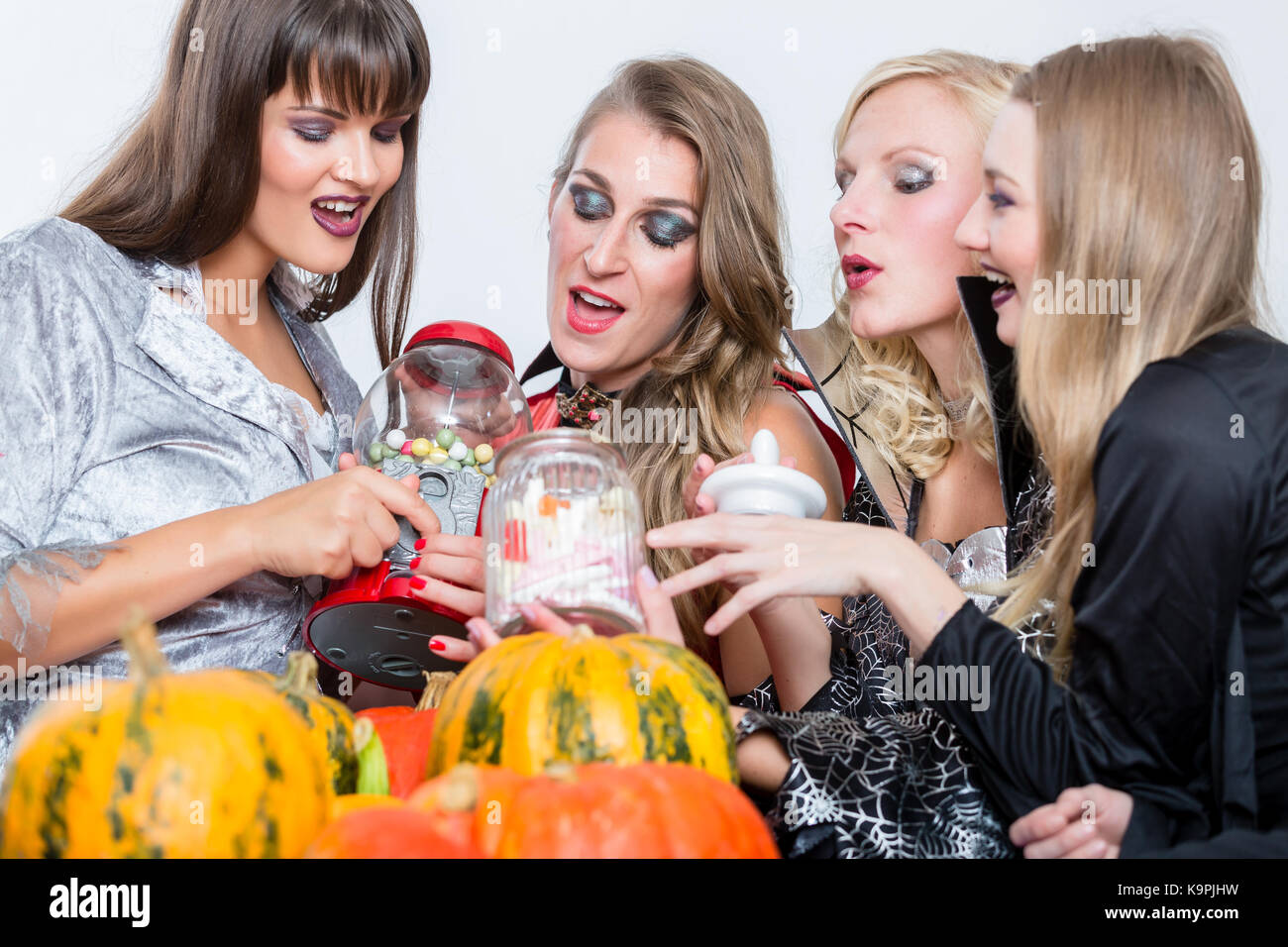 Beste Freunde teilen Bonbons während Halloween zu feiern. Stockfoto