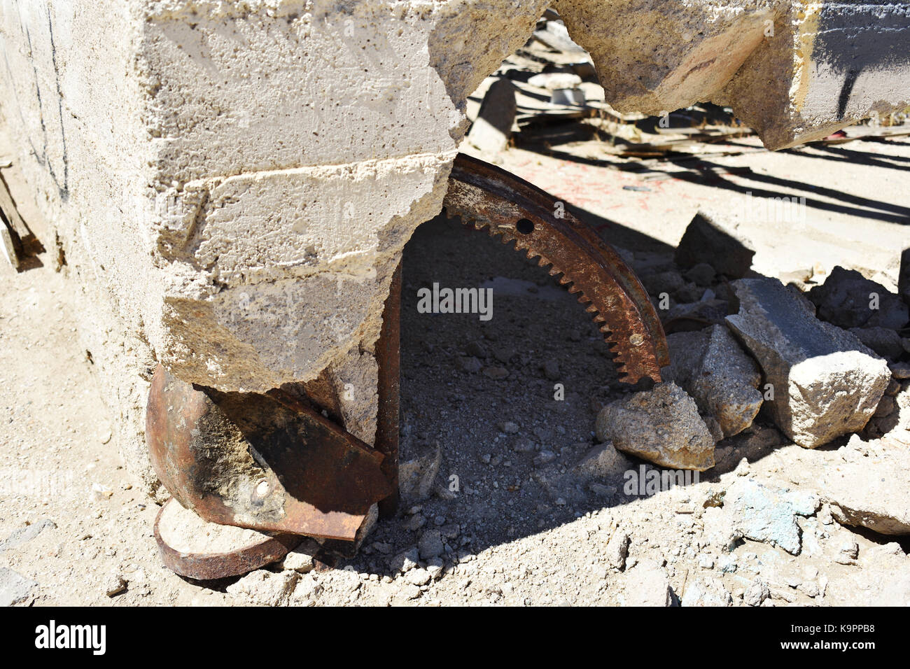 In der Nähe der zerstörten Gebäude aus Stein in der Wüste. Rost und Verfall. Stockfoto