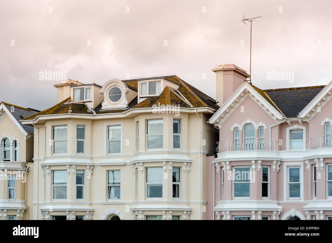 Traditionelle Hotels, B&Bs, Gästehäuser am Meer in Teignmouth, Devon, England, Großbritannien Stockfoto