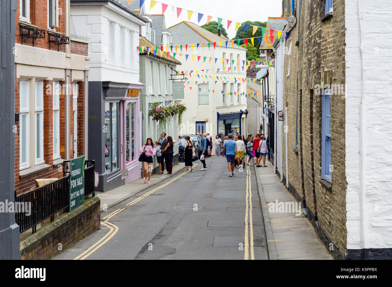 Menschen und Touristen auf einer Straße in Salcombe englisches Seebad, South Devon, England, Großbritannien Stockfoto