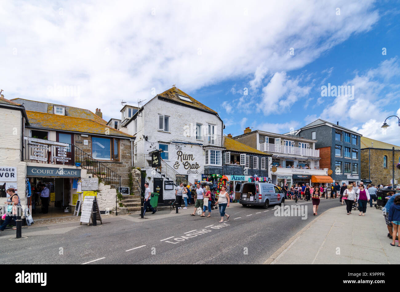 Geschäfte und Galerien am Wharf Road besetzt mit Menschen und Touristen. Englisch coastal Küstenstädtchen St. Ives, Cornwall, England, Großbritannien Stockfoto