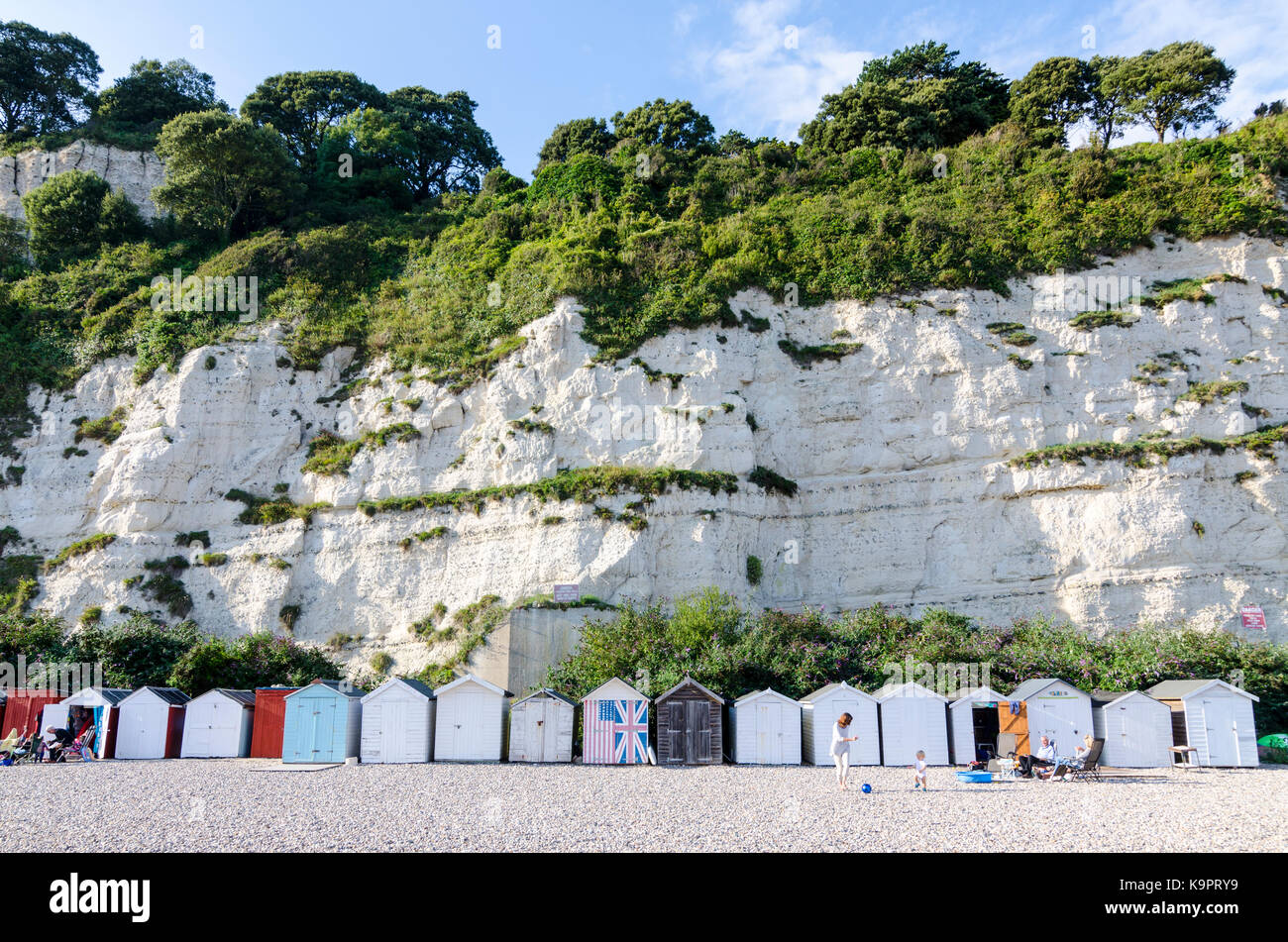 Strandhütten und Kreidefelsen in Bier, Englisch am Meer Küstenstadt, East Devon Coast, England, Großbritannien Stockfoto