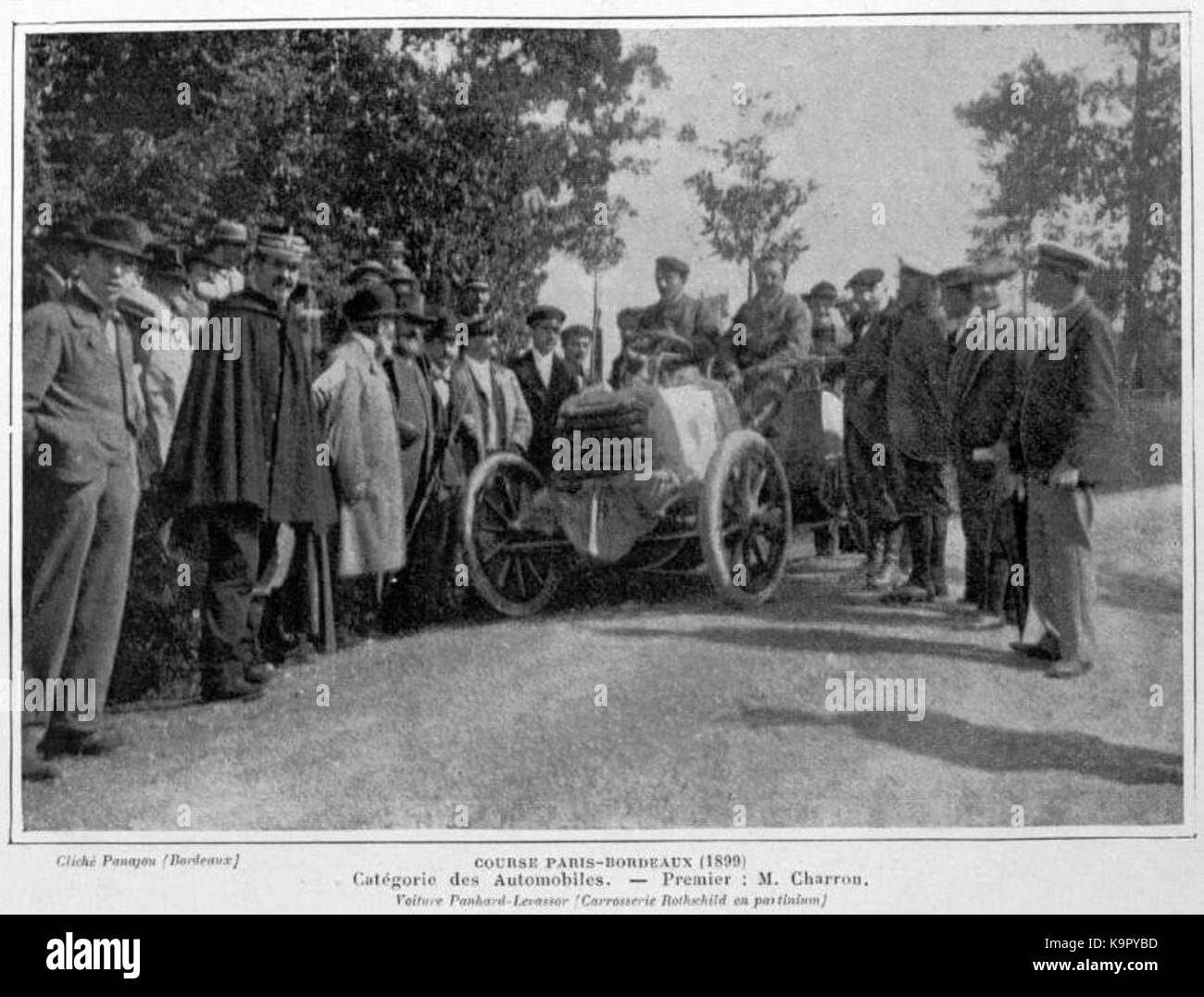 Ein historisches Bild, das an Fernand Charrons Sieg beim Rennen Paris-Amsterdam-Paris 1898 erinnert und die Anfänge des Automobilrennens und Charrons bedeutende Leistung in diesem Sport zeigt. Stockfoto