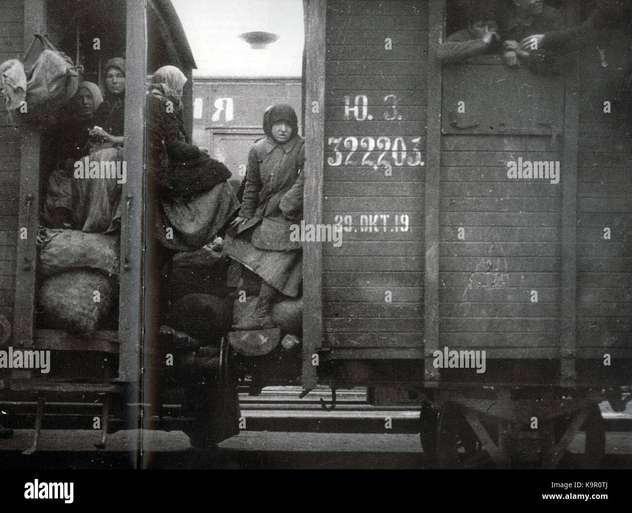 RefugeesBetweenRailcars Stockfoto