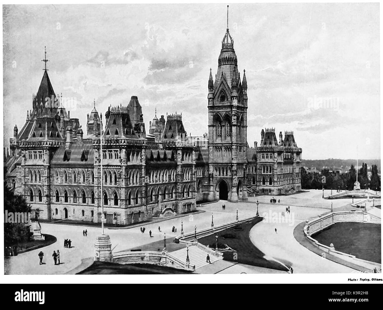 Dieses Foto zeigt die Parlamentsgebäude in Ottawa, Kanada, unter der Herrschaft von Königin Elisabeth I. das Bild zeigt die Architektur und politische Bedeutung des Ortes als Zentrum der kanadischen Regierungsführung während des angegebenen Zeitraums. Stockfoto