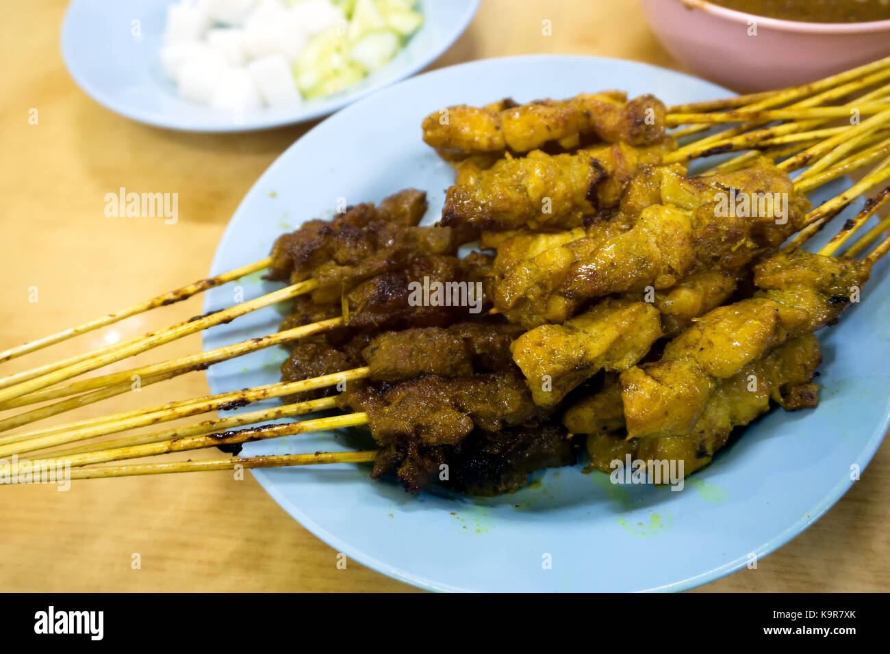 Hühnchen und Rindfleisch sate oder Satay, berühmten malaysischen Speisen. Stockfoto