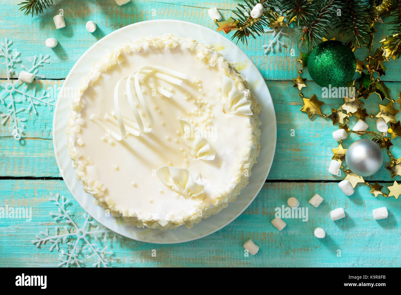 Geburtstagskuchen mit weißer Schokolade auf einem festlichen Weihnachtstisch. Draufsicht. Stockfoto