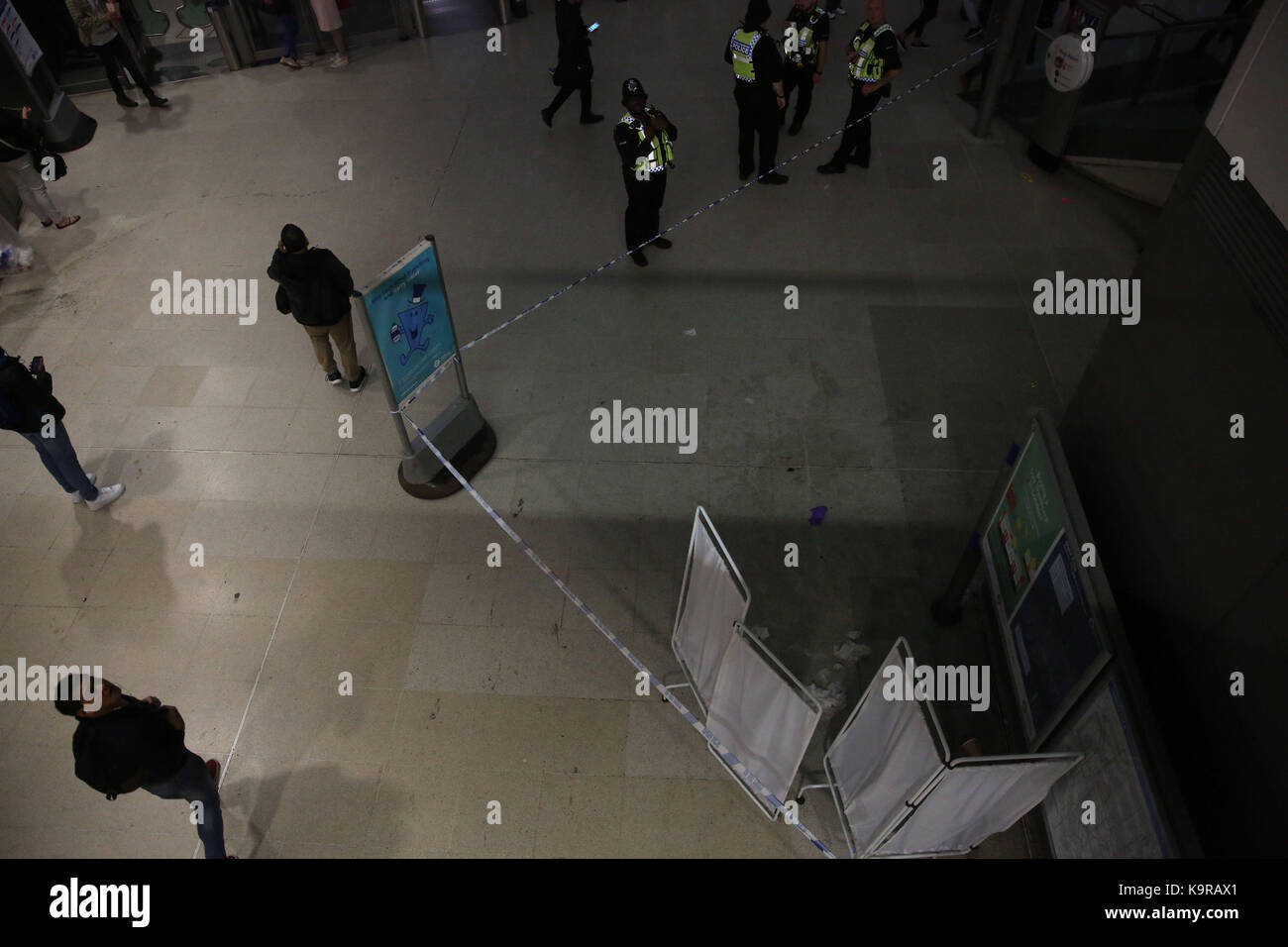 Notdienste am Bahnhof Stratford East London, nach einem Verdacht auf schädliche Substanz angreifen, wo sechs Menschen verletzt worden. Stockfoto