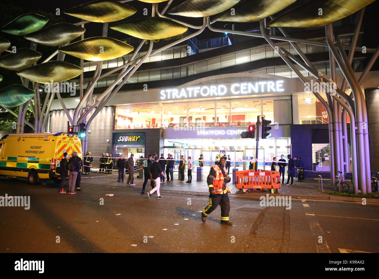 Notdienste bei Stratford Centre in East London, nach einem Verdacht auf schädliche Substanz angreifen, wo sechs Menschen verletzt worden. Stockfoto