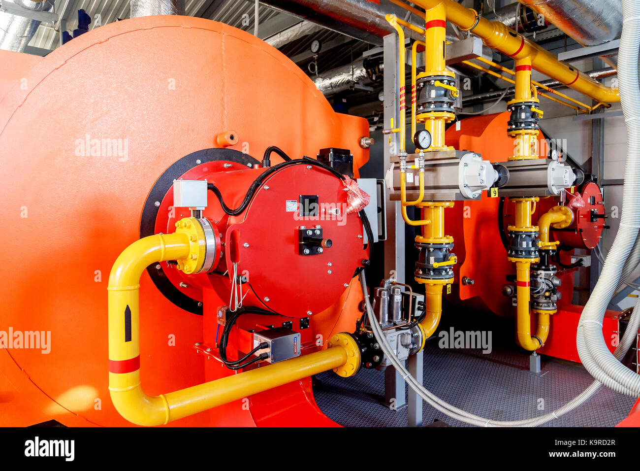 Moderne industrielle Leistungsstarker Wasserkocher mit Gasbrenner und automatische Steuerungen. Stockfoto