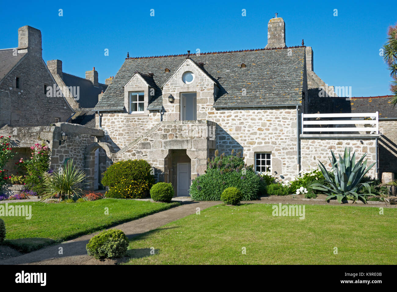 Traditionelle Steinhaus innerhalb von Mauern umgebenen Garten Barfleur Cotentin Halbinsel, Normandie Frankreich Stockfoto