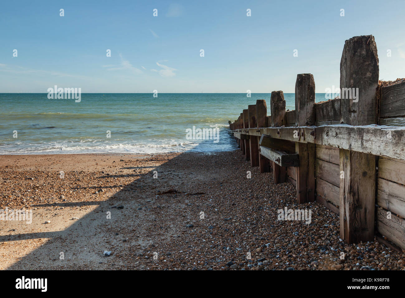 Holz- wellenbrecher auf Worthing Beach, West Sussex, England. Stockfoto