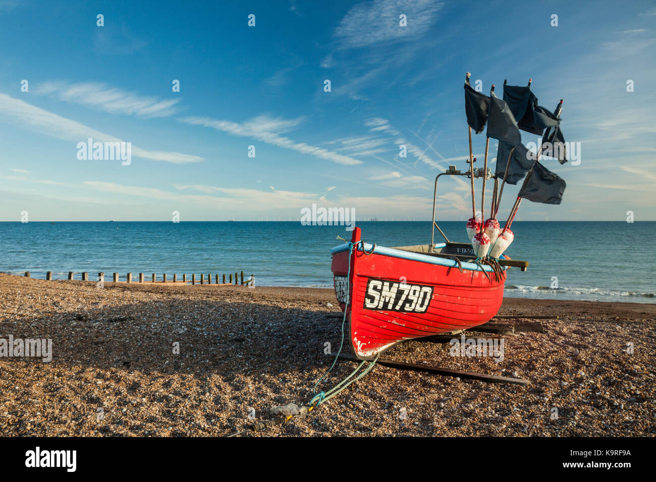 Fischerboot auf Worthing Beach, West Sussex, England. Stockfoto