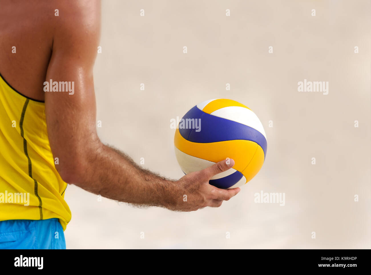 Volleyball ist eine männliche Volleyball Spieler fertig, den Ball zu dienen. Stockfoto