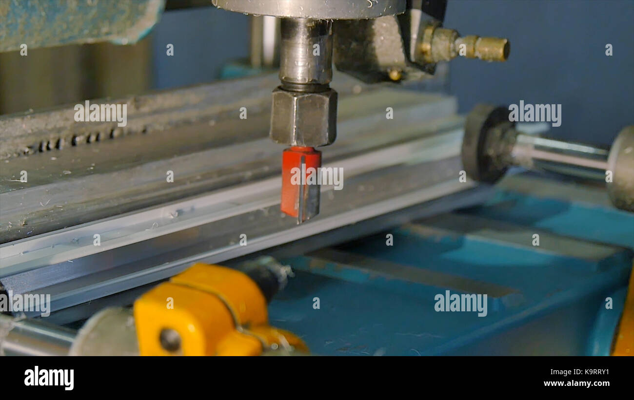 Bohrer mit Diamantbeschichtung Polieren von Metallteilen. Loch in Aluminium  und Metall mittels elektrischen Bohrmaschine gebohrt. Bohren Form auf dem  Metall. Die Verriegelung auf der Metall bohren. Industrie Stockfotografie -  Alamy