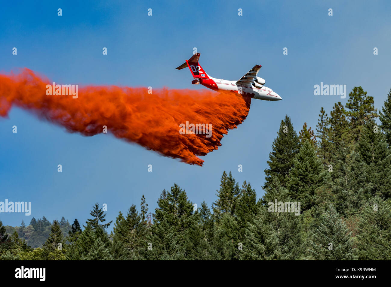 Air support Flugzeuge fallen entflammbar auf Wild Fire Stockfoto