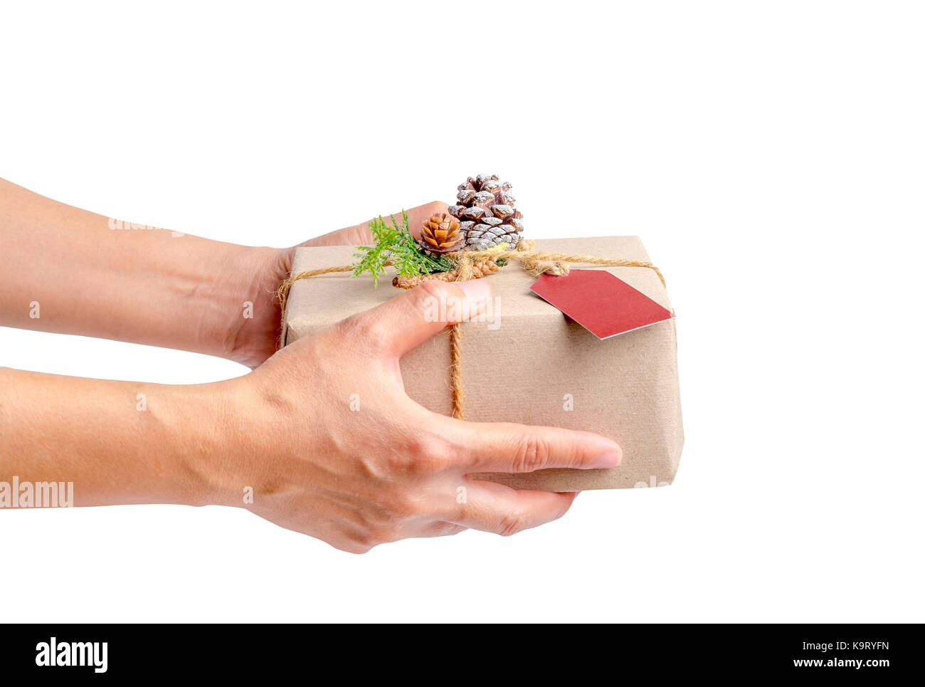 Nahaufnahme, Frau, Hand, Weihnachtsgeschenk, auf weißem Hintergrund, Geschenk, das auf Saisonbedingtes Konzept. Stockfoto