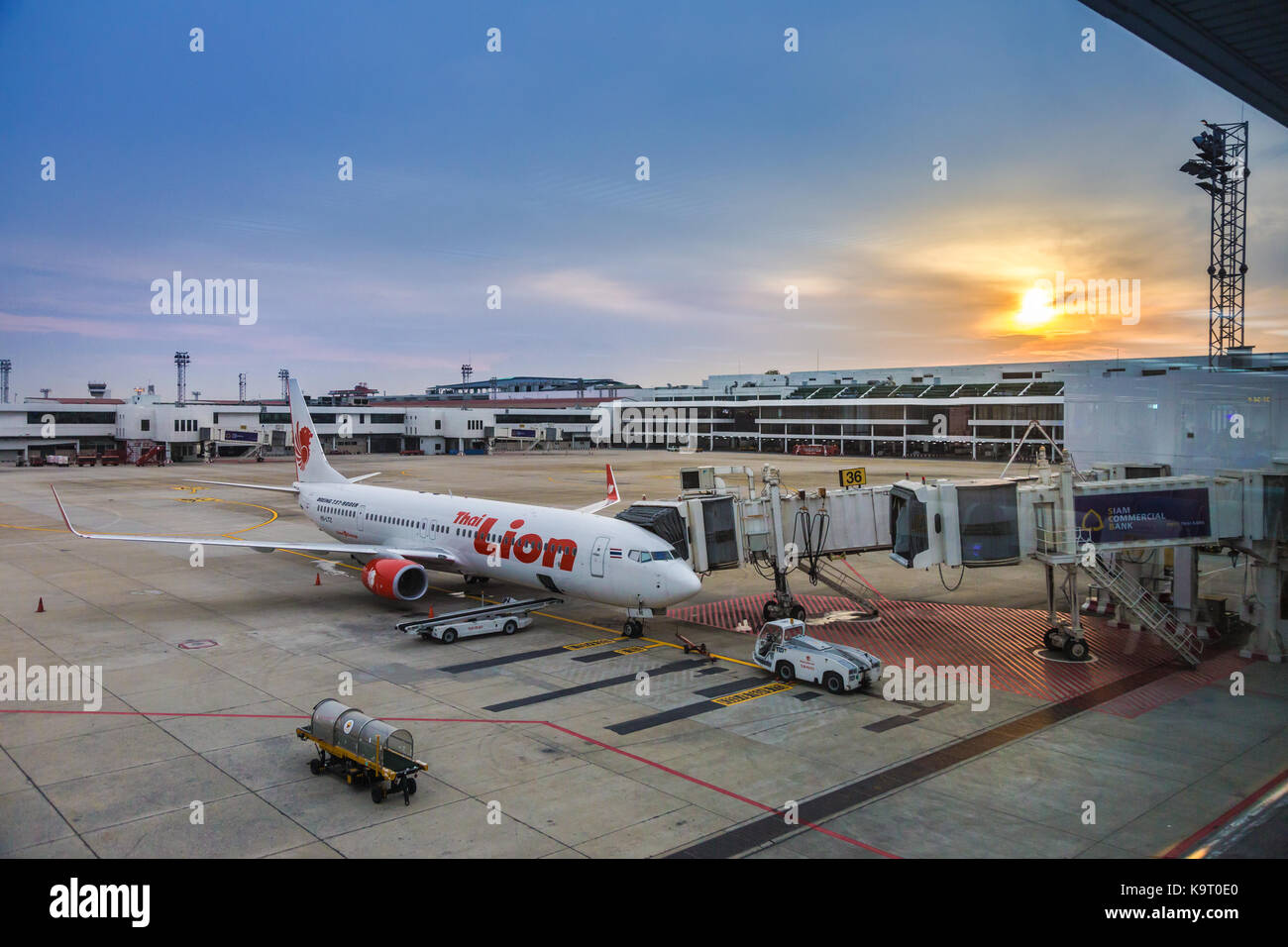 Bangkok, Thailand - 14. September 2017 - Thai Lion Air Flugzeug wartet auf Passagiere im Don Muang International Airport, Bangkok, Thailand auf einem EVENIN Stockfoto