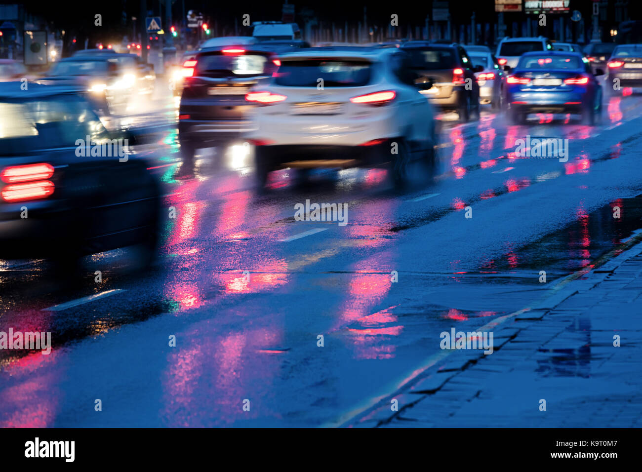 Auto Verkehr in schneller Geschwindigkeit fahren bei starkem Regen verschwommenes Sehen Stockfoto