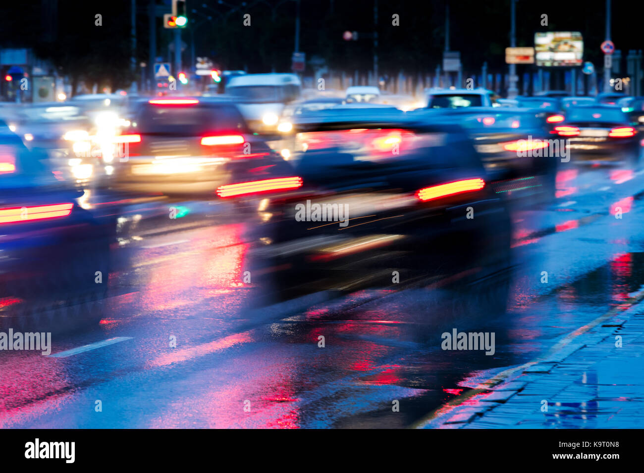 Unscharfer Blick auf Abend Stadtverkehr bei Regen fahren Stockfoto