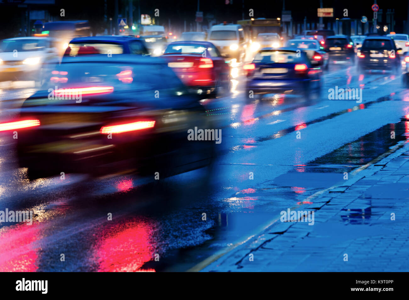 Verschwommen Autos in Bewegung. city street bei starkem Regen. Stockfoto