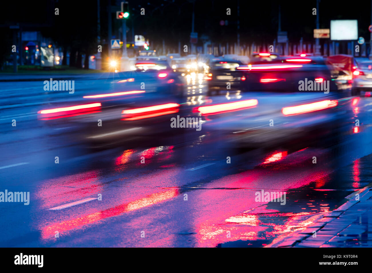 Verschwommene Sicht der Stadtverkehr. Autos auf nasser Straße fahren. Schnell. Stockfoto