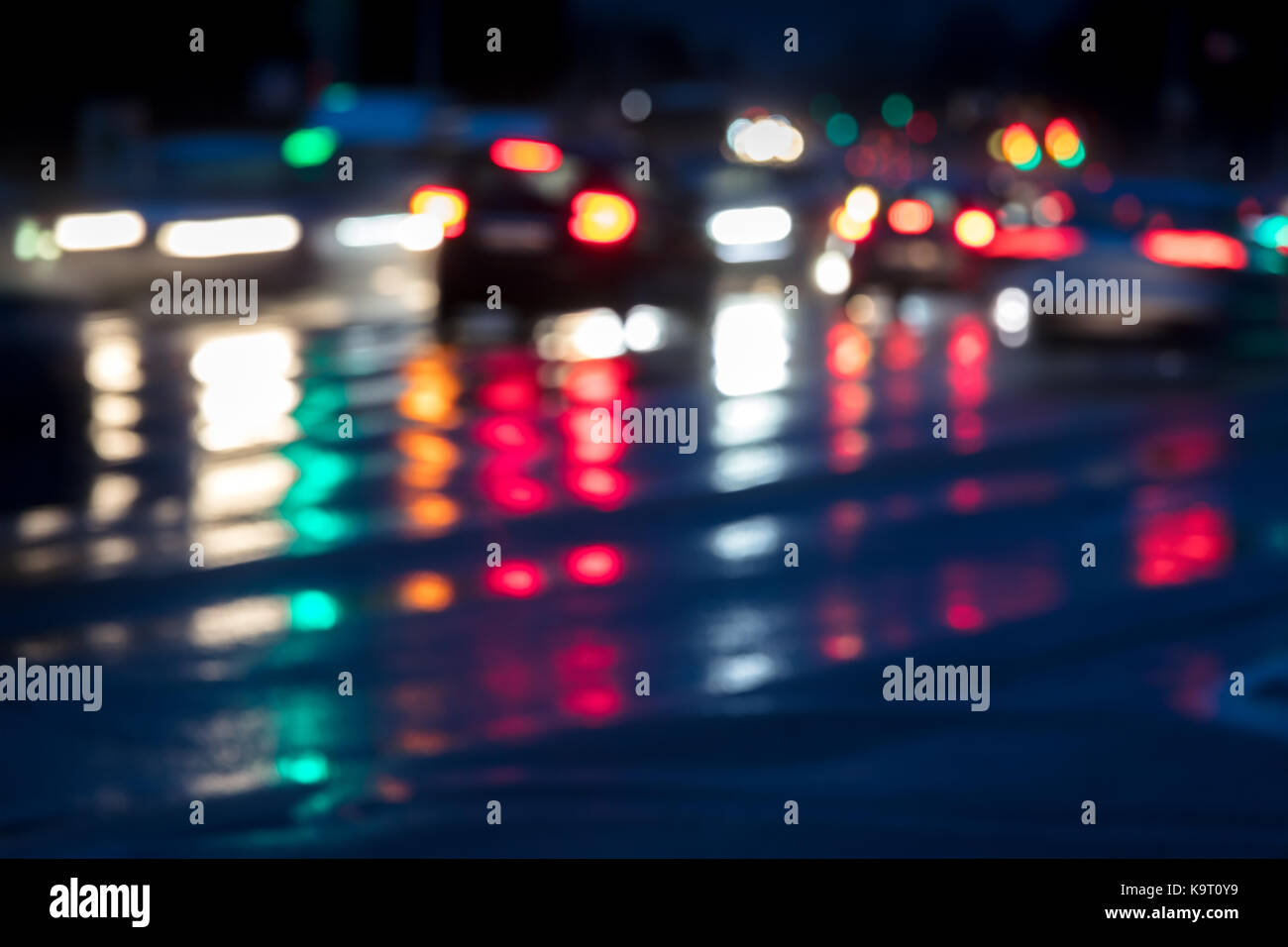 Verschwommene Bewegung. Autoverkehr abends auf die nasse Straße. Stockfoto