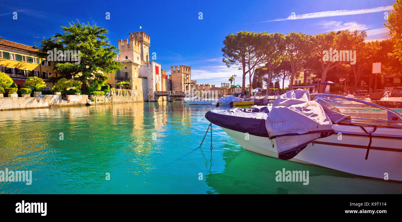 Lago di Garda Stadt Sirmione türkis watefrront Panoramaaussicht, Reiseziel in Lombardei Stockfoto