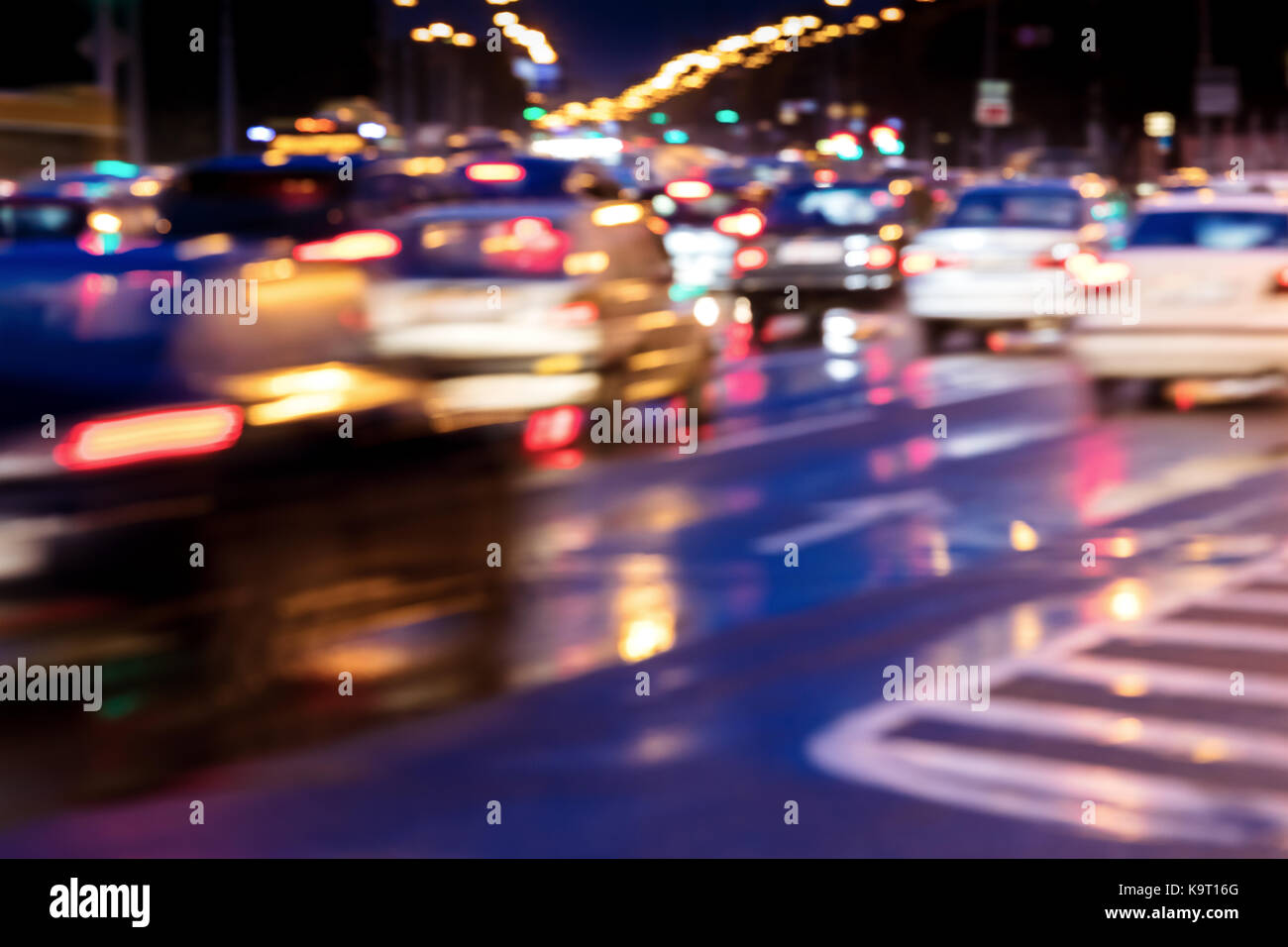 Stadt Straße bei Nacht. Verschwommene Sicht von Autos in Bewegung mit hellen Scheinwerfer. Stockfoto