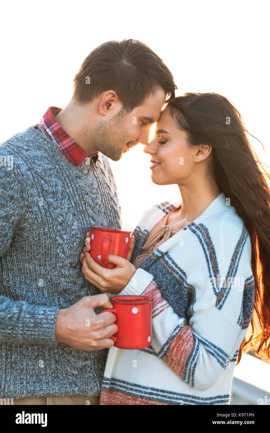 Junger Mann und Frau trinkt Kaffee im freien Liebe und Beziehungen Konzept Stockfoto