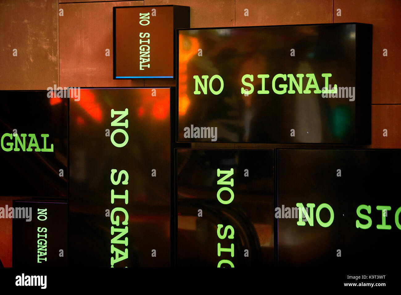 Digitale Anzeige in einem Schaufenster zeigt "No Signal" auf jedem Bildschirm Stockfoto