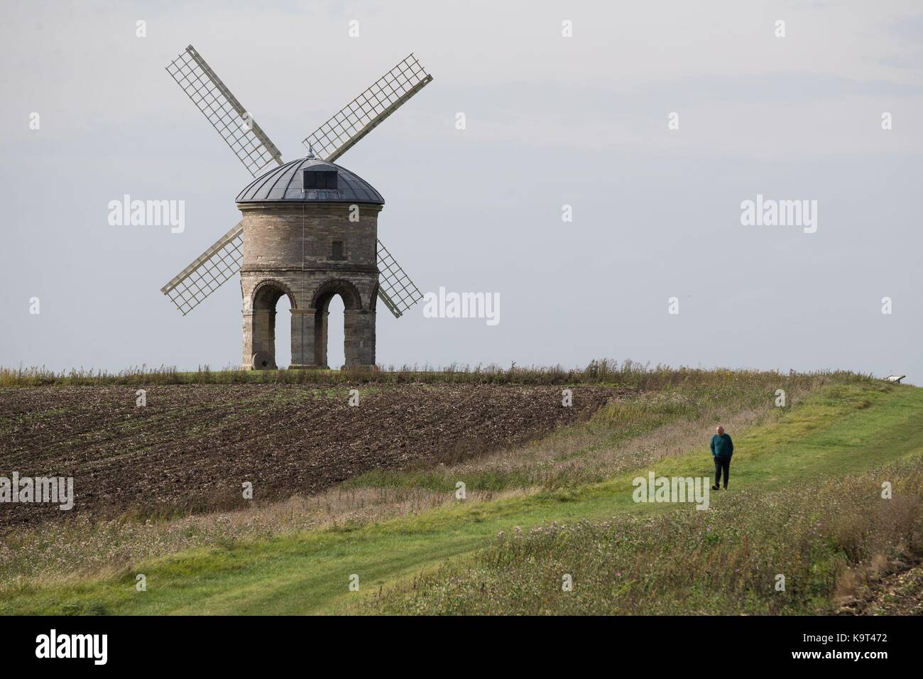 Ein Mann geht zurück von der Chesterton Windmühle, ein aus dem 17. Jahrhundert zylinderförmigen Turm Windmühle der Klasse 1 aufgeführt, außerhalb des Dorfes Chesterton, Warwickshire. Stockfoto