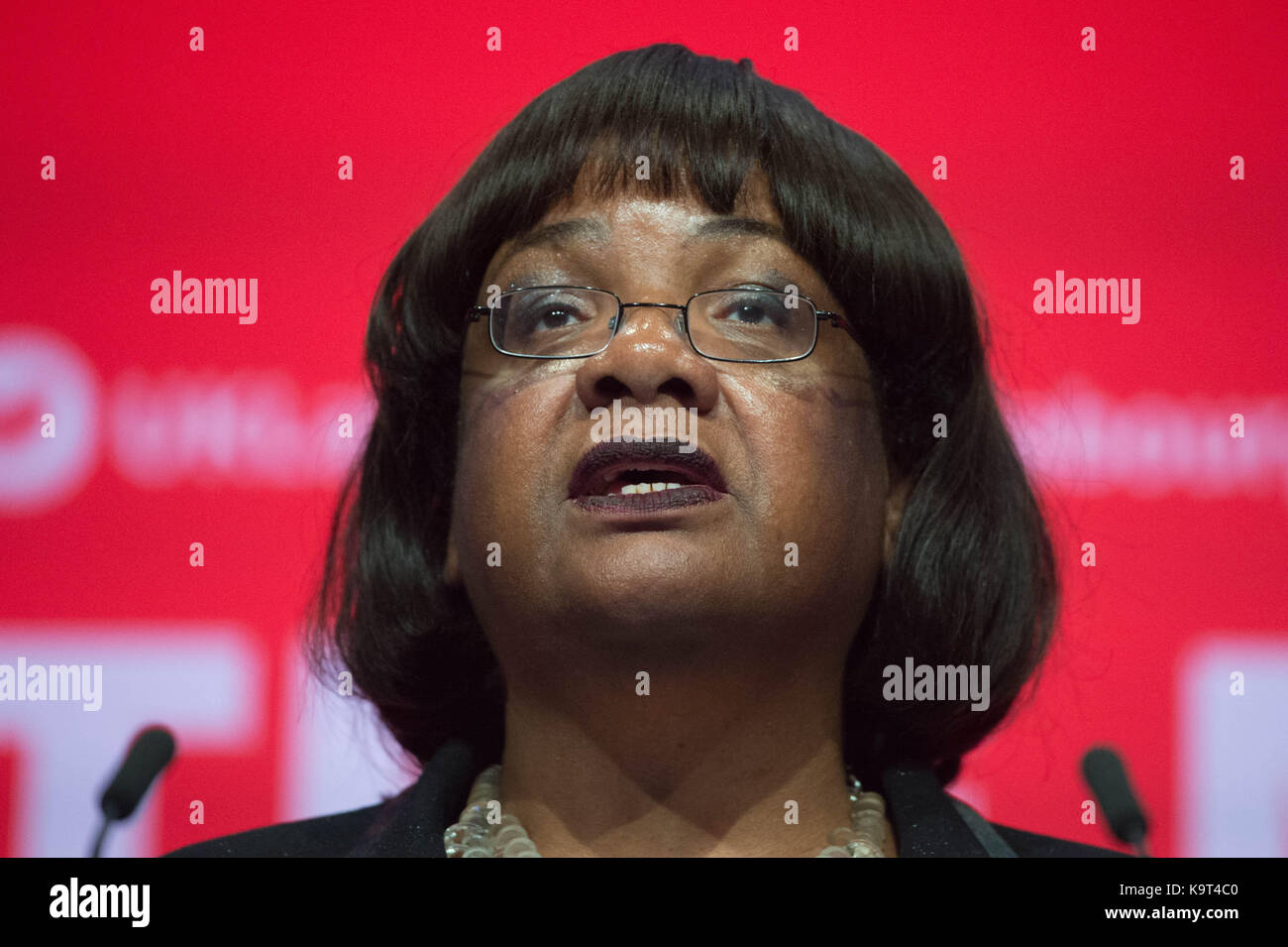 Diane Abbott Sprechen während der jährlichen Konferenz der Labour Party in Brighton Centre, Brighton. Stockfoto