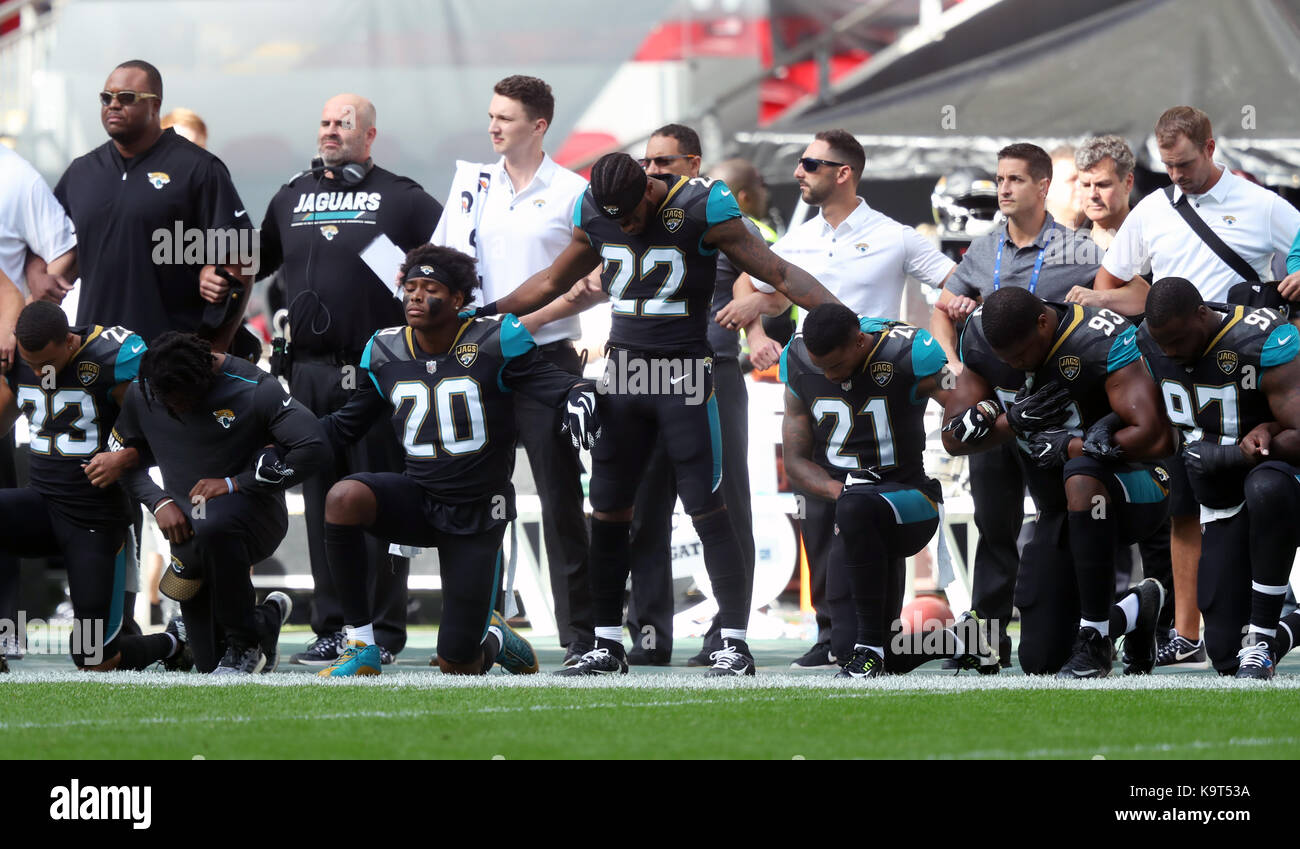 Jacksonville Jaguars Spieler Knien im Protest während der Nationalhymne vor dem NFL International Series Match im Wembley Stadion, London. Stockfoto
