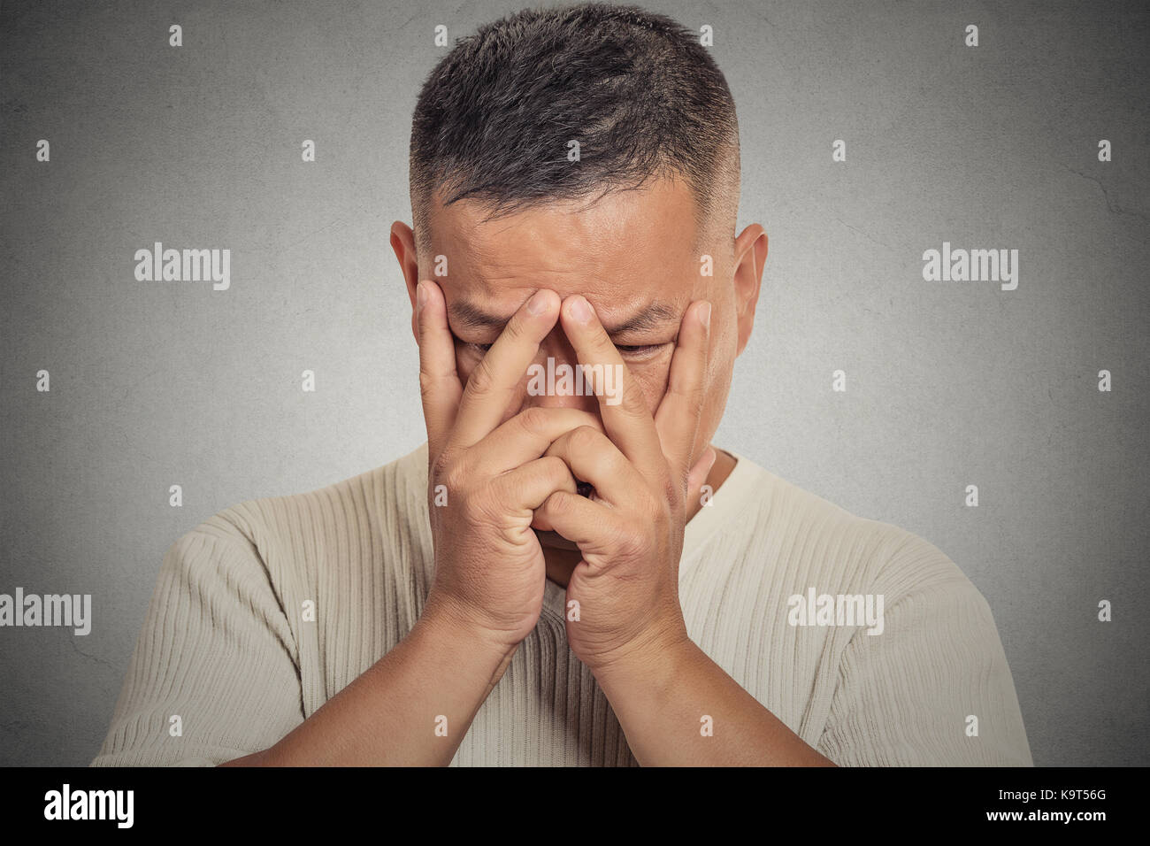 Junger Mann mit depressiven Gesichtsausdruck Stockfoto