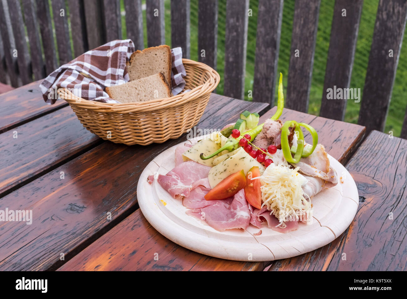 Traditionelle brettljausn mit Brot und eine Menge Aufschnitt auf Holztisch auf Südsteirische Wein Route in Österreich Stockfoto