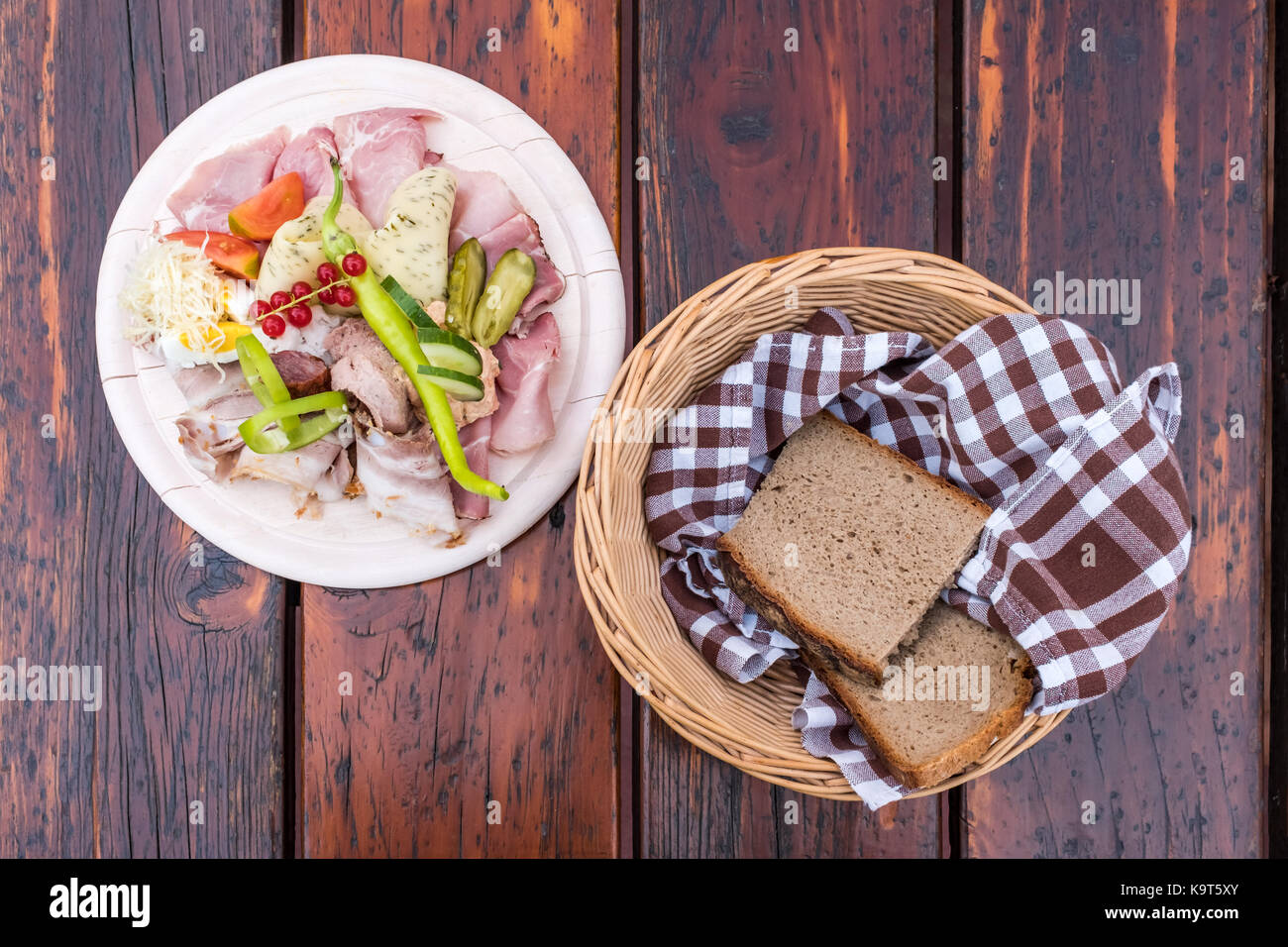 Traditionelle brettljausn mit Brot und eine Menge Aufschnitt auf Holztisch auf Südsteirische Wein Route in Österreich Stockfoto