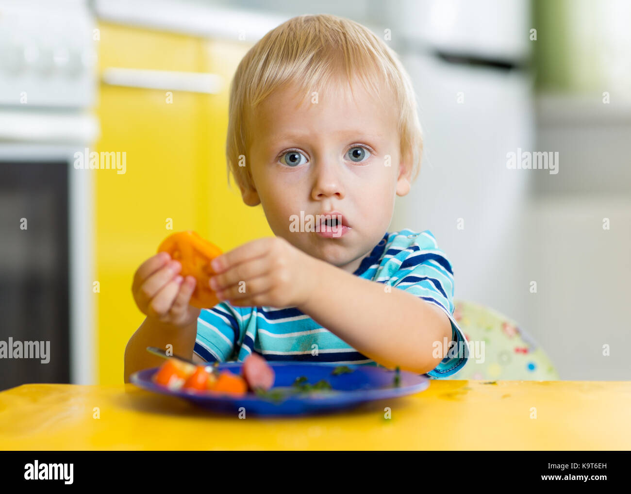 Little Boy essen gesund essen zu Hause oder Kinderzimmer Stockfoto